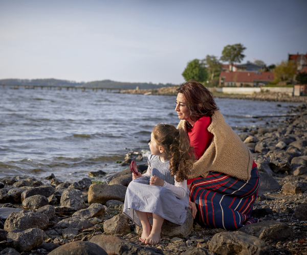 Frau mit Kind am Strand